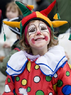 Kinder beim Straßenfasching